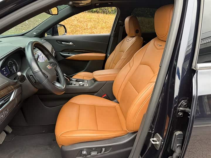 Фото 8 - Cadillac XT4