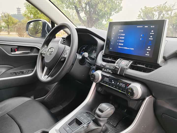 Фото 5 - Toyota RAV4