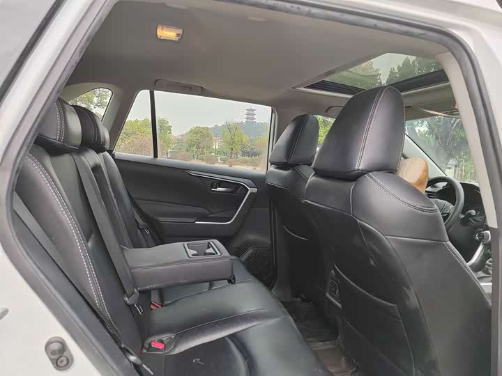 Фото 6 - Toyota RAV4