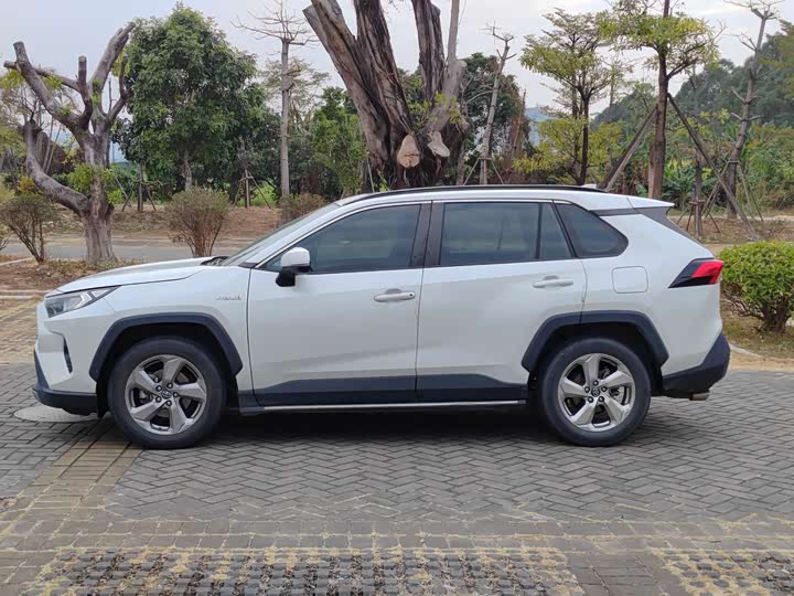 Фото 8 - Toyota RAV4