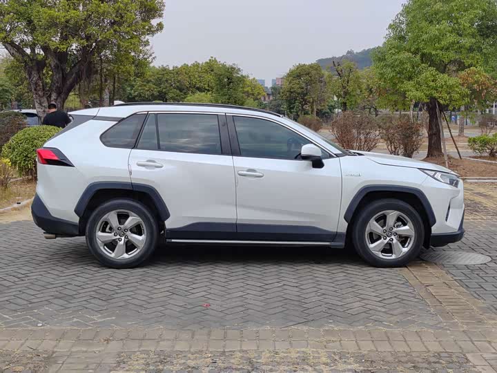 Фото 9 - Toyota RAV4