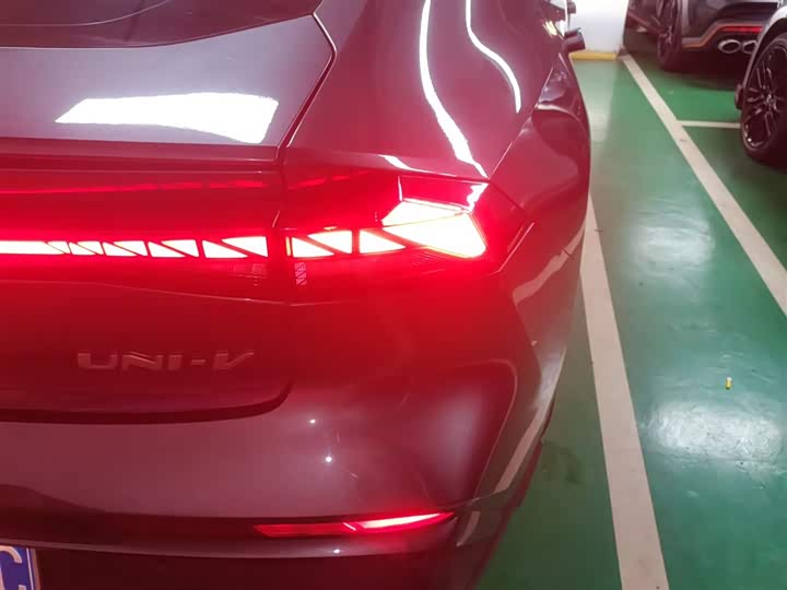 Фото 8 - Changan UNI-V