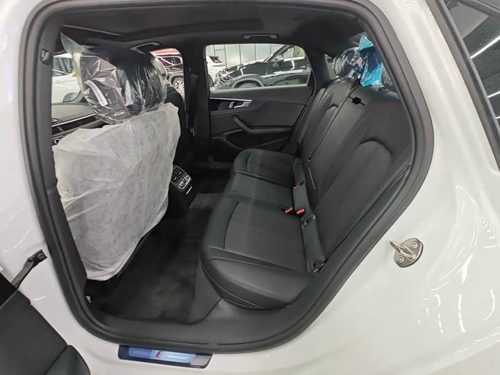 Фото 6 - Audi A4L