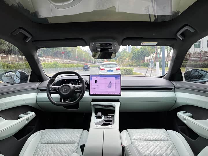 Фото 9 - Zeekr 001