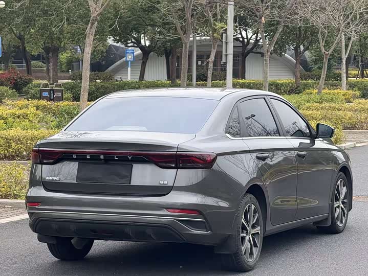 Фото 6 - Geely Emgrand