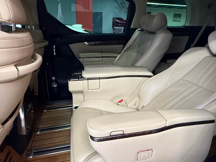 Фото 5 - Toyota Vellfire