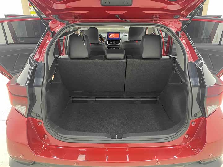 Фото 4 - Toyota Yaris L Hatchback