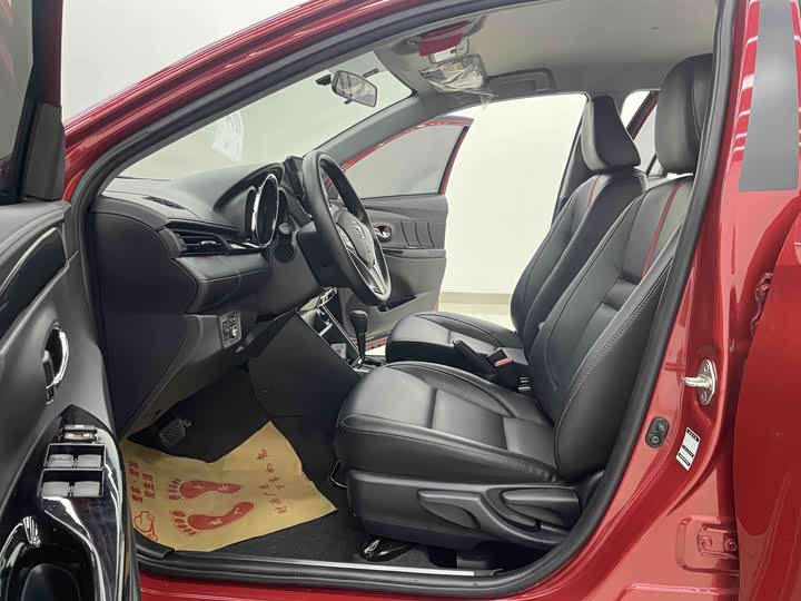 Фото 5 - Toyota Yaris L Hatchback