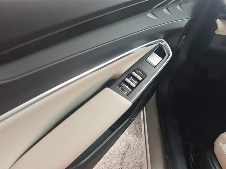 Фото 7 - Geely Atlas