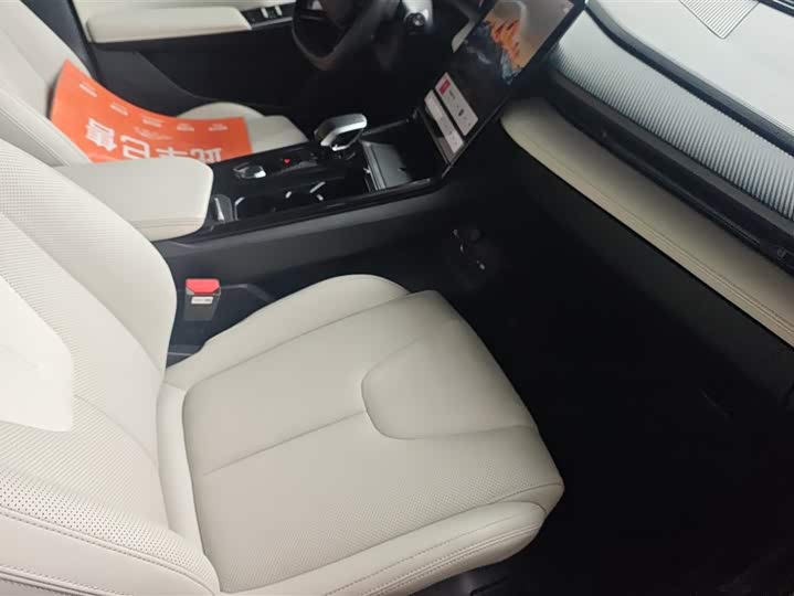 Фото 8 - Geely Atlas