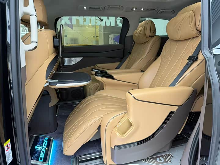 Фото 5 - Denza D9