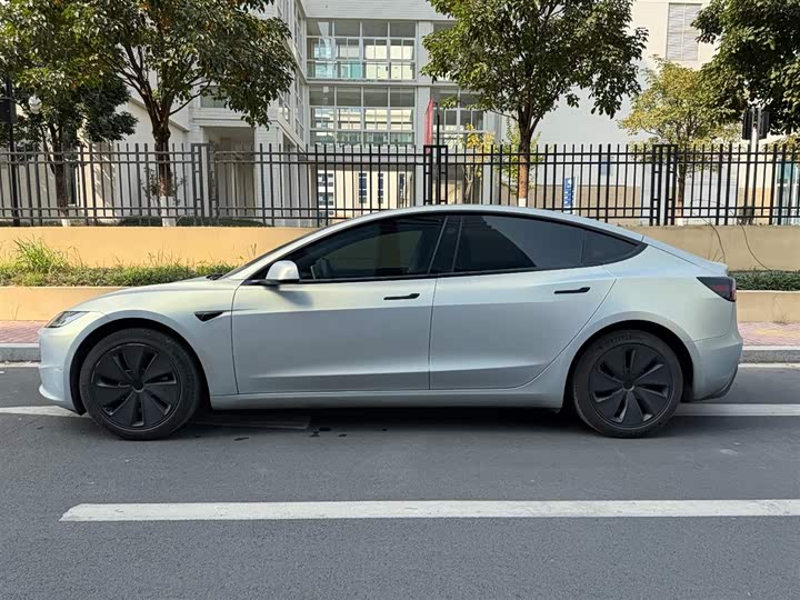 Фото 2 - Tesla Model 3