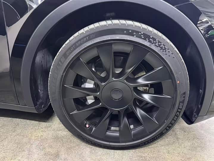 Фото 6 - Tesla Model Y