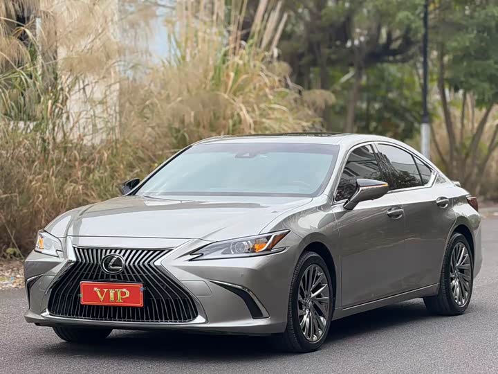 Фото 1 - Lexus ES