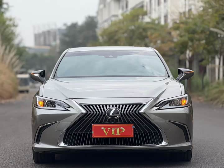 Фото 2 - Lexus ES