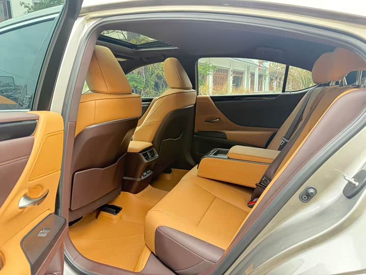 Фото 6 - Lexus ES