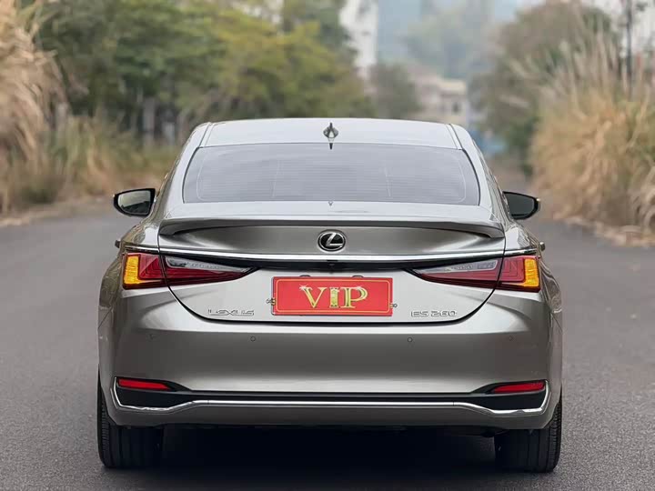 Фото 7 - Lexus ES