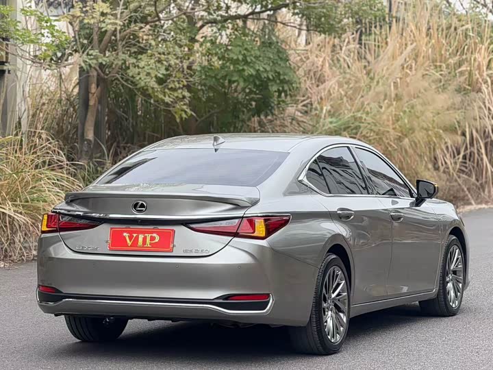 Фото 8 - Lexus ES