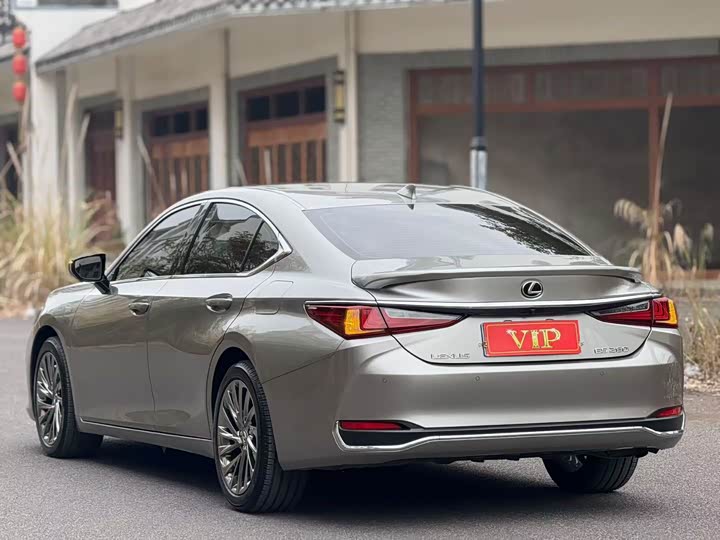 Фото 9 - Lexus ES