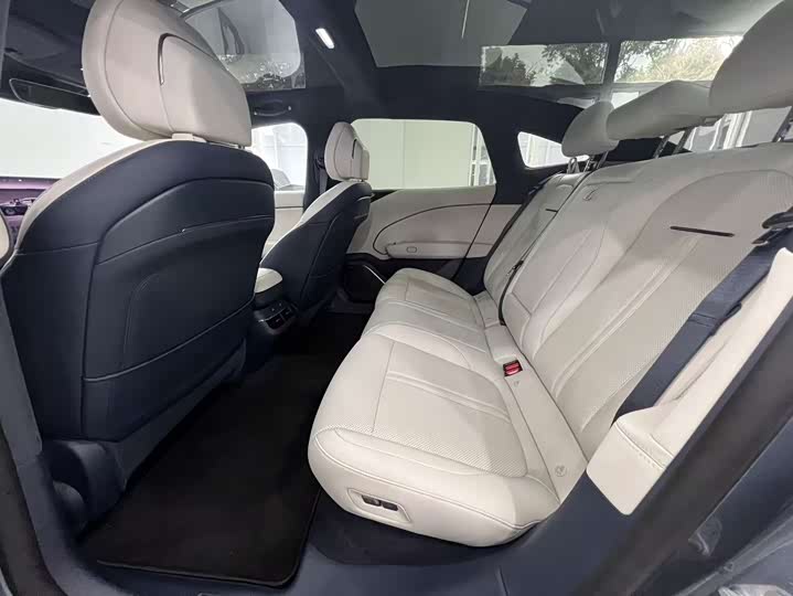 Фото 6 - Zeekr 007