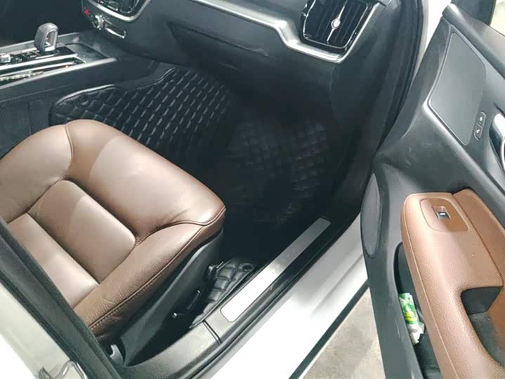 Фото 8 - Volvo S60