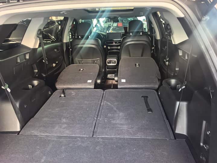 Фото 4 - Hyundai Santa Fe