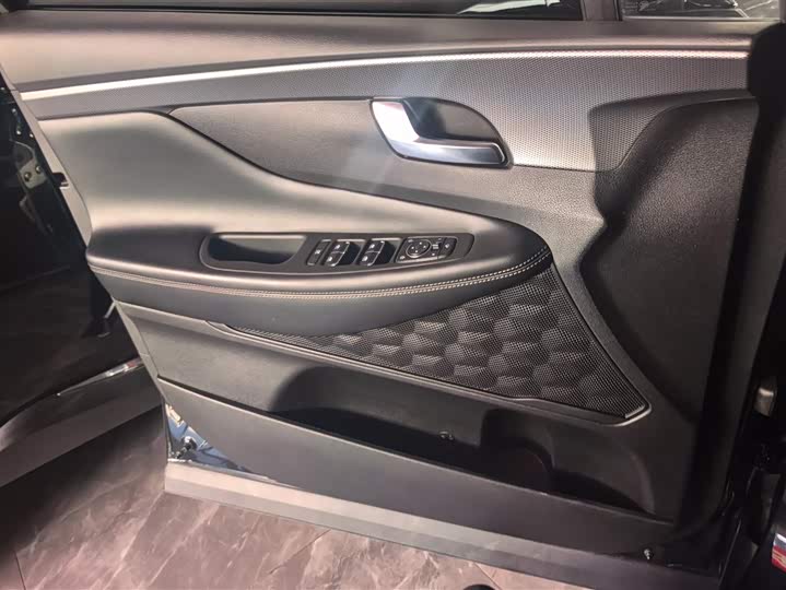 Фото 7 - Hyundai Santa Fe