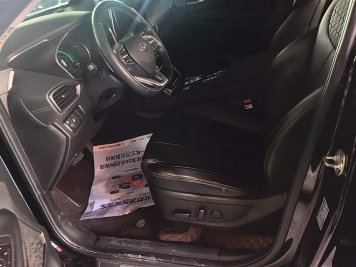 Фото 9 - Hyundai Santa Fe