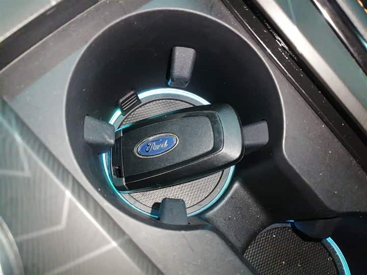 Фото 9 - Ford Explorer