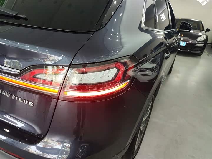 Фото 8 - Lincoln Nautilus