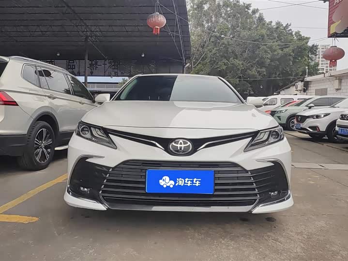 Фото 2 - Toyota Camry