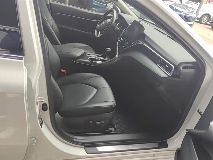 Фото 8 - Toyota Camry