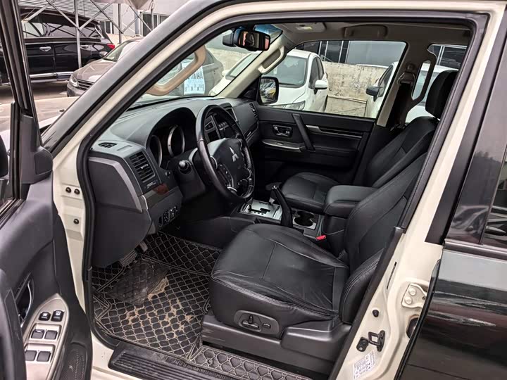 Фото 9 - Mitsubishi Pajero