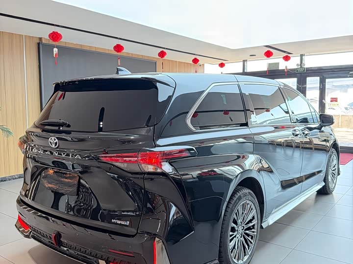 Фото 4 - Toyota Granvia