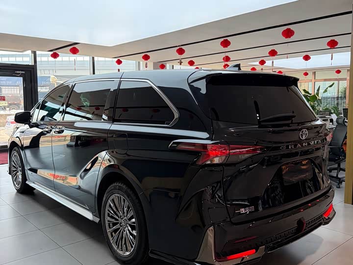 Фото 5 - Toyota Granvia