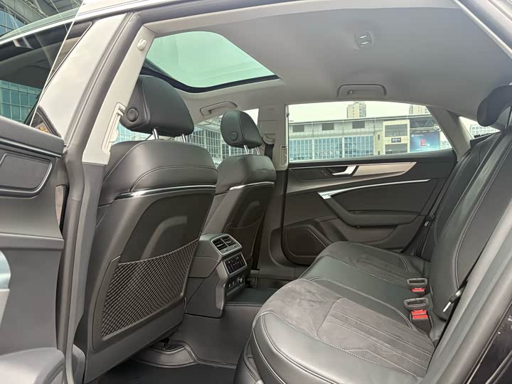 Фото 6 - Audi A7L