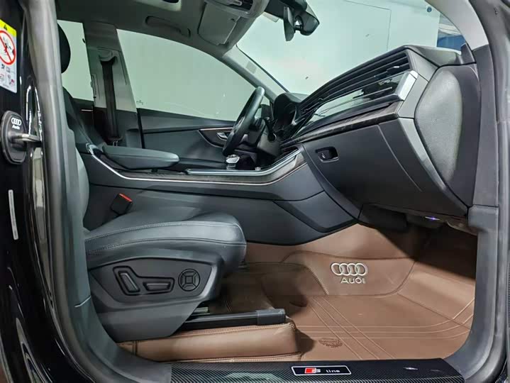 Фото 7 - Audi Q8