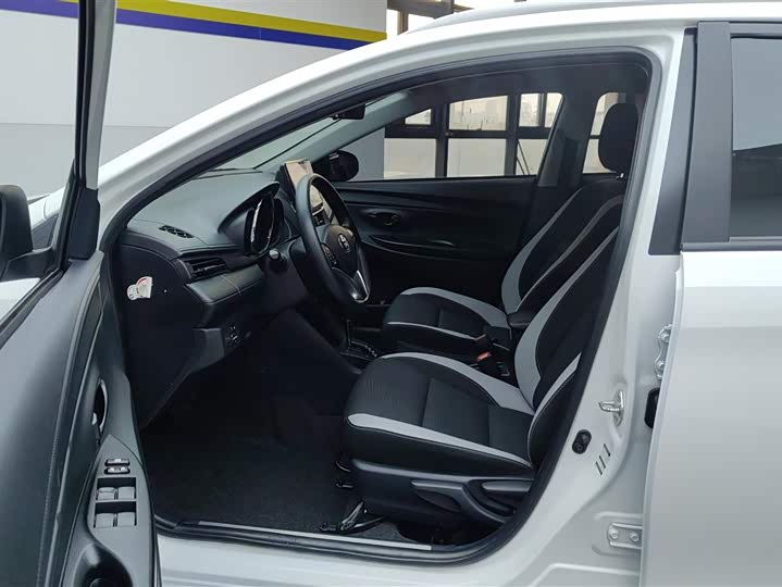 Фото 9 - Toyota Yaris L Hatchback