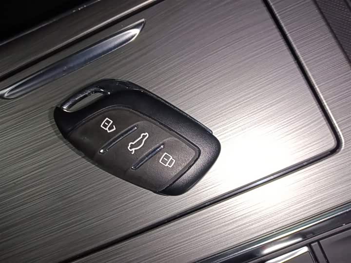 Фото 9 - Roewe RX5 Hybrid