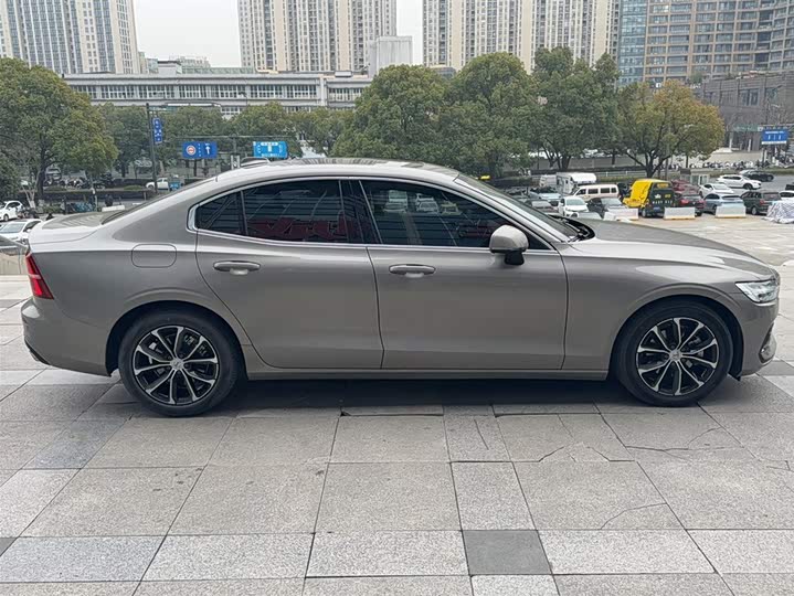 Фото 9 - Volvo S60