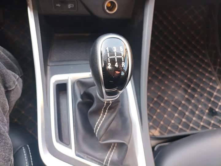 Фото 6 - Geely Vision X3