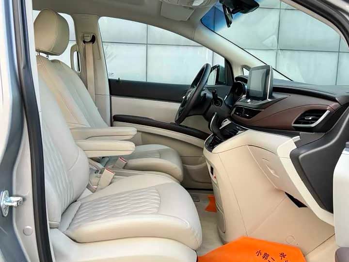 Фото 9 - Buick GL8 ES