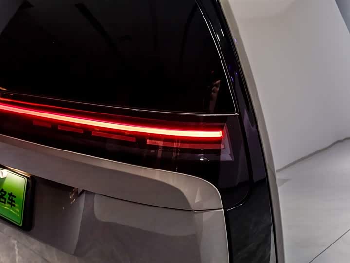 Фото 9 - LiXiang Mega