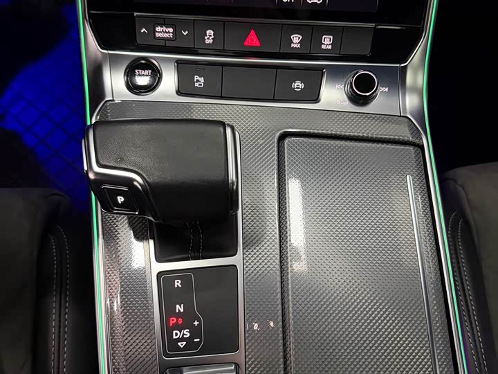 Фото 7 - Audi A6L Hybrid