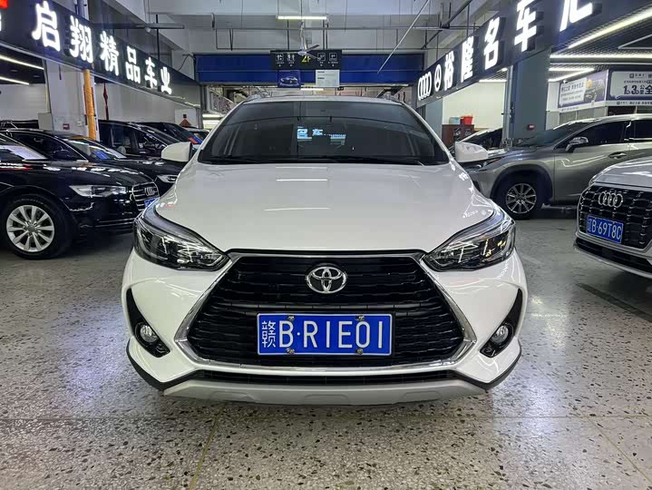 Фото 2 - Toyota Yaris L Hatchback