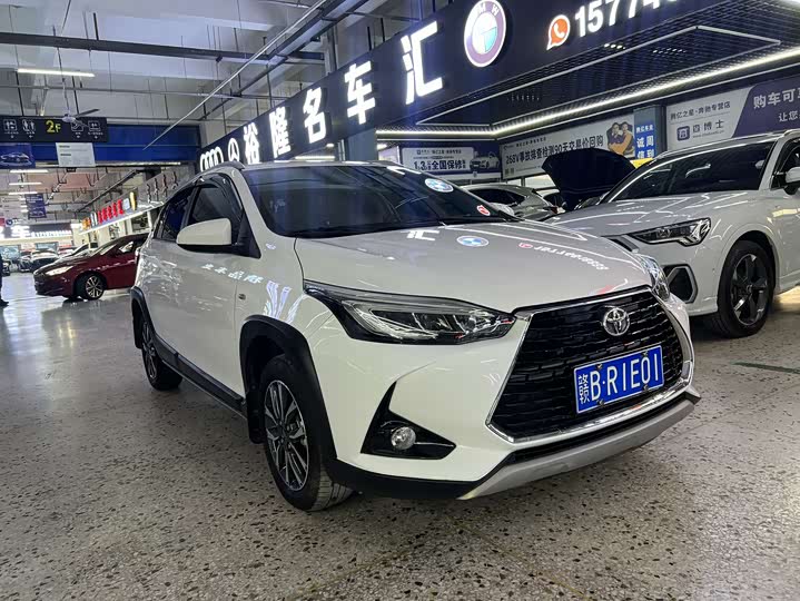 Фото 3 - Toyota Yaris L Hatchback