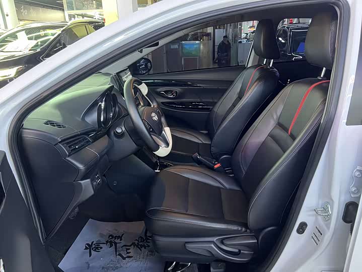 Фото 8 - Toyota Yaris L Hatchback