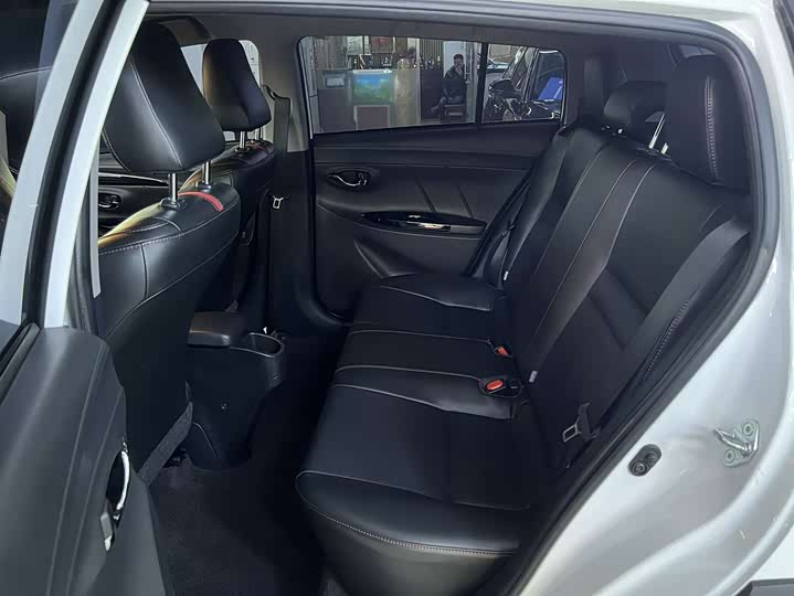 Фото 9 - Toyota Yaris L Hatchback