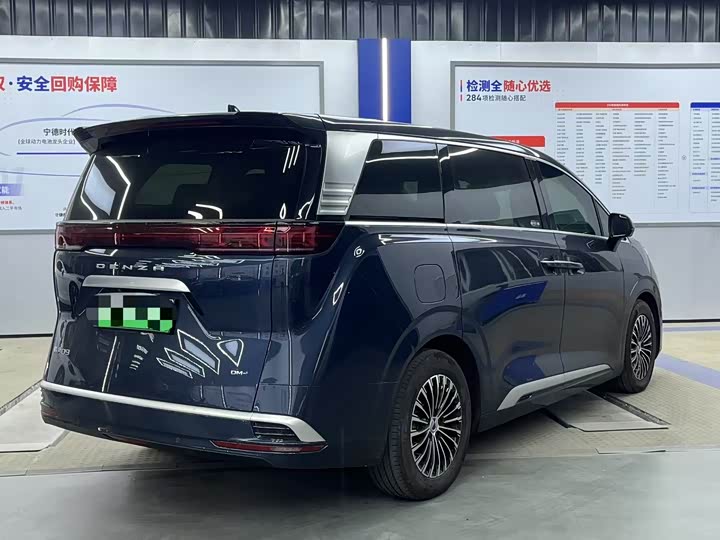 Фото 2 - Denza D9