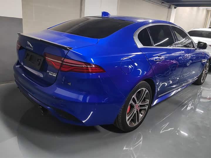 Фото 3 - Jaguar XE L
